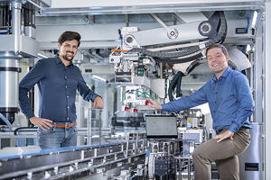 Michael Döring (rechts), Leiter Schubert Motion in Dresden, und Florentin Rauscher (links), Entwicklungsingenieur für optimale Steuerungen, zeigen auf der FACHPACK erstmals Roboter mit Schubert Motion Technologie.