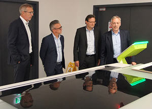 Markus Gehler, Antoin Daamen, Dr. Thomas Klein und Jan Buchweitz (von links nach rechts) bei der Demonstration des neuen CDI Crystal 4260 XPS mit integrierter Bebilderungs- und Belichtungseinheit.
