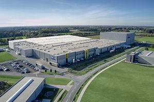 Nach den geplanten Investitionen wird das Wellpappe-Werk in Greven mit einer Kapazität von 600 Millionen Quadratmetern pro Jahr den Stammsitz Ebersdorf bei Coburg als das bisher größte Wellpappe-Werk Europas ablösen.