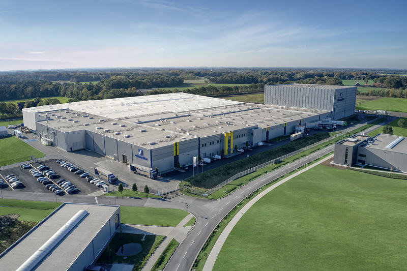 Nach den geplanten Investitionen wird das Wellpappe-Werk in Greven mit einer Kapazität von 600 Millionen Quadratmetern pro Jahr den Stammsitz Ebersdorf bei Coburg als das bisher größte Wellpappe-Werk Europas ablösen.