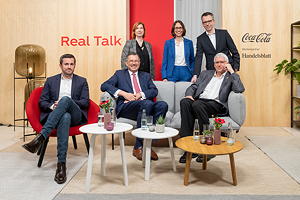 Teilnehmer der Diskussionrunde (vlnr.), stehend: Jenny Walther-Thoß, Judith Skudelny, Dr. Stefan Kunerth. Sitzend: Moderator Daniel Rettig, Herwart Wilms und Dr. Bernhard Bauske
