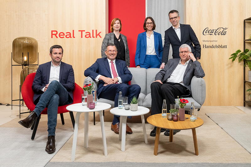 Teilnehmer der Diskussionrunde (vlnr.), stehend: Jenny Walther-Thoß, Judith Skudelny, Dr. Stefan Kunerth. Sitzend: Moderator Daniel Rettig, Herwart Wilms und Dr. Bernhard Bauske