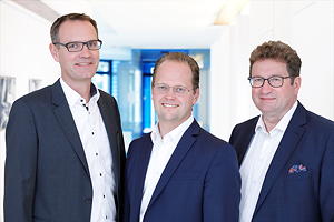 Übergabe: Kornelius Thimm (mitte) übernimmt von Mathias Schliep (rechts) die Aufgabe des CEO der Thimm Gruppe. Links: Holger Dunker (CFO).