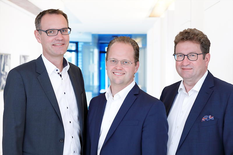 Übergabe: Kornelius Thimm (mitte) übernimmt von Mathias Schliep (rechts) die Aufgabe des CEO der Thimm Gruppe. Links: Holger Dunker (CFO).