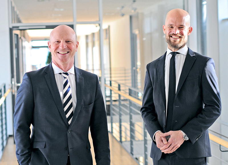„Wir haben 2021 bewiesen, dass HERMA selbst unter widrigen Umständen seine Position im Markt behaupten und in Teilen sogar ausbauen kann. Damit ist HERMA auch für weitere Unwägbarkeiten gewappnet“: die HERMA Geschäftsführer Sven Schneller (links) und Dr. Guido Spachtholz.