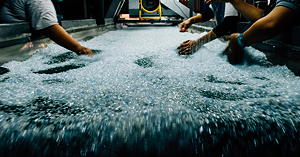 Die BASF Venture Capital GmbH investiert in Oceanworks. Über die Plattform des amerikanischen Unternehmens erhalten Unternehmen Zugang zu recyceltem Plastik aus dem Meer und so genannte PCR-Kunststoffe.