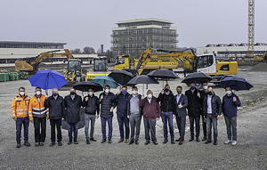 Even bad weather is no hindrance. Present at the start of construction (from left to right): Joachim Hintermaier (construction firm LEONHARD WEISS), Hans-Jürgen Schaffner (LEONHARD WEISS), Reiner Weidmann (Gerhard Schubert GmbH), Jochen Fessel (Architect), Wolfgang Flaig (LEONHARD WEISS), Construction Mayor Jörg Steuler (City of Crailsheim), Peter Gabriel, Ralf Schubert, Gerhard Schubert, Gerald Schubert (Gerhard Schubert GmbH), Stefan Schmidt-Weiss (LEONHARD WEISS), Marcel Kiessling, Peter Schubert (Gerhard Schubert GmbH), Andreas Köhnlein (LEONHARD WEISS), Markus Stephan (City of Crailsheim).