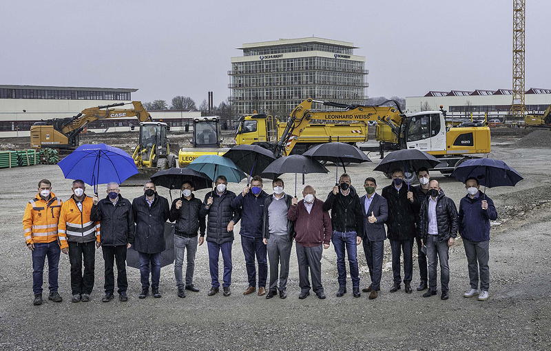 Even bad weather is no hindrance. Present at the start of construction (from left to right): Joachim Hintermaier (construction firm LEONHARD WEISS), Hans-Jürgen Schaffner (LEONHARD WEISS), Reiner Weidmann (Gerhard Schubert GmbH), Jochen Fessel (Architect), Wolfgang Flaig (LEONHARD WEISS), Construction Mayor Jörg Steuler (City of Crailsheim), Peter Gabriel, Ralf Schubert, Gerhard Schubert, Gerald Schubert (Gerhard Schubert GmbH), Stefan Schmidt-Weiss (LEONHARD WEISS), Marcel Kiessling, Peter Schubert (Gerhard Schubert GmbH), Andreas Köhnlein (LEONHARD WEISS), Markus Stephan (City of Crailsheim).