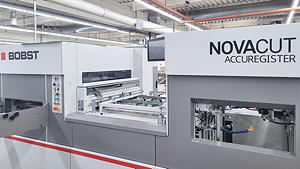 Dem „kontaktlosen“ Bogenanlegersystem Accuregister seiner Flachbettstanze Bobst Novacut 106 ER verdankt Höhn Display + Verpackung höchste Flexibilität in der Verarbeitung einer breiten Palette verschiedener Materialien. Beim Ausrichten des Druck-Stanzregisters werden sogar die Toleranzen aus dem Druck kompensiert.