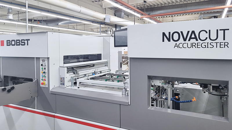 Dem „kontaktlosen“ Bogenanlegersystem Accuregister seiner Flachbettstanze Bobst Novacut 106 ER verdankt Höhn Display + Verpackung höchste Flexibilität in der Verarbeitung einer breiten Palette verschiedener Materialien. Beim Ausrichten des Druck-Stanzregisters werden sogar die Toleranzen aus dem Druck kompensiert.
