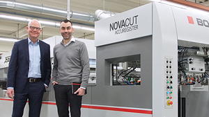 Haben den Betatest der Flachbettstanze Bobst Novacut 106 ER mit dem neuen „kontaktlosen“ Bogenanlegersystem Accuregister bei Höhn Display + Verpackung erfolgreich abgeschlossen: Betriebsleiter Markus Laepple (rechts) und Hans Dreistein (Bobst Meerbusch).