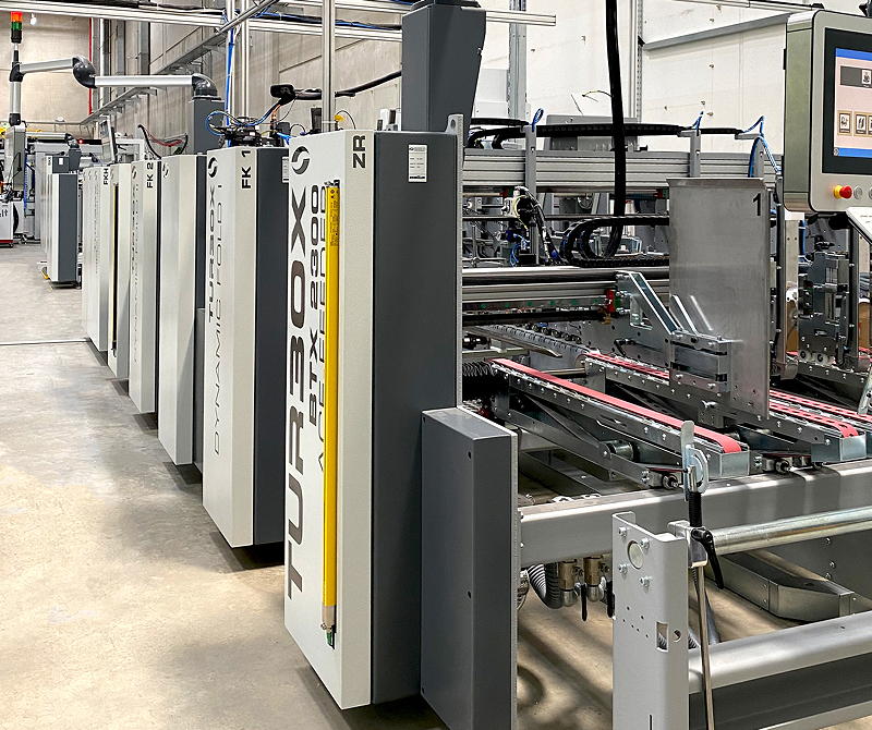 Die Faltschachtelklebemaschine (FKM) Turbox BTX 2300 inklusive dem Powerpacker-Zusatzaggregat der Firma Bahmüller im Werk Wörrstadt von Thimm soll vorrangig der Fertigung von E-Commerce-Verpackungen dienen.