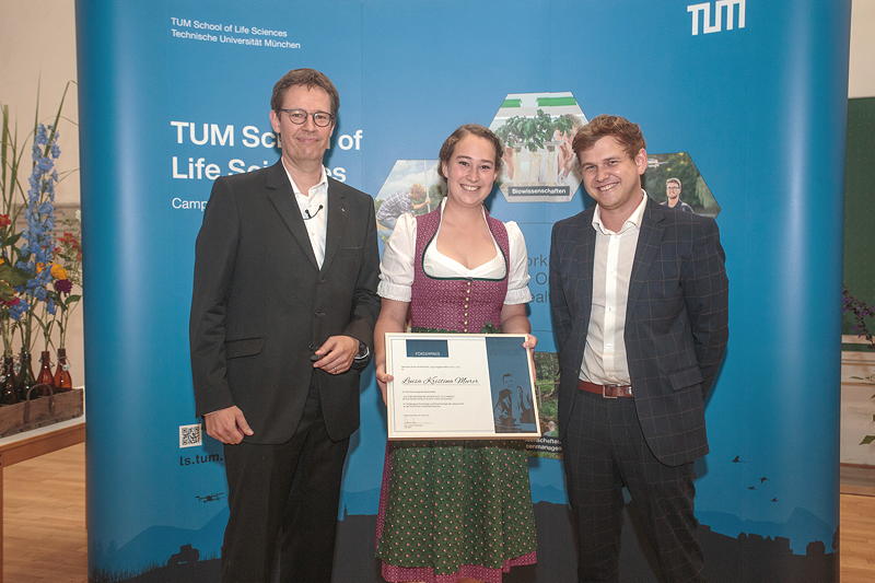 Prof. Dr. Heiko Briesen (TUM München Lehrstuhl Systemverfahrenstechnik); Luisa Kristina Murer (Preisträgerin, Masterstudentin), Sebastian Blochum M.Sc. (Referent der Geschäftsführung Multivac).