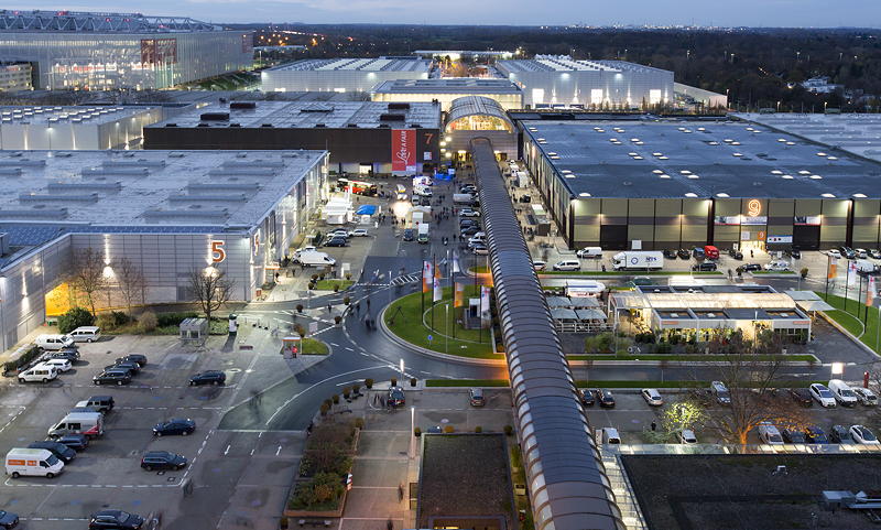 Das Messegelände in Düsseldorf vom Verwaltungshochhaus aus betrachtet: Laut Messe sind die Hallen für die interpack 2023 bereits ausgebucht.