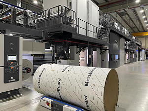 Durch das automatisierte Transport- und Schälsystem „iPrep“ werden am Produktionsstandort Greven Abfälle und  CO~2~-Emissionen in der Produktion eingespart.