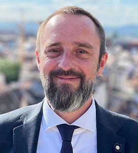 Tim Stappen (39) ist seit dem 1. Juli neuer Leiter des Bereichs Kommunikation, Märkte, Wirtschaftspolitik (CMEP) bei Aluminium Deutschland (AD). AD-Geschäftsführer Marius Baader, der den Bereich zuvor in Personalunion mitverantwortet hat, konzentriert sich von nun an vollumfänglich auf seine Funktion als Geschäftsführer.