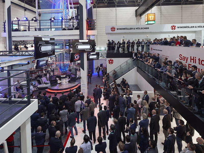 Die Maschinenbauer Windmöller & Hölscher sehen der K 2022 als Präsenzmesse zuversichtlich entgegen und hoffen erneut auf großen Publikumszuspruch.