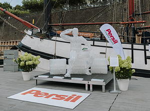 Die Skulptur "weiter denken" des #ZeroWasteArt Künstler-Duos HugoKind wurde bei schönstem Sommerwetter in der Marina Düsseldorf im Medienhafen enthüllt.