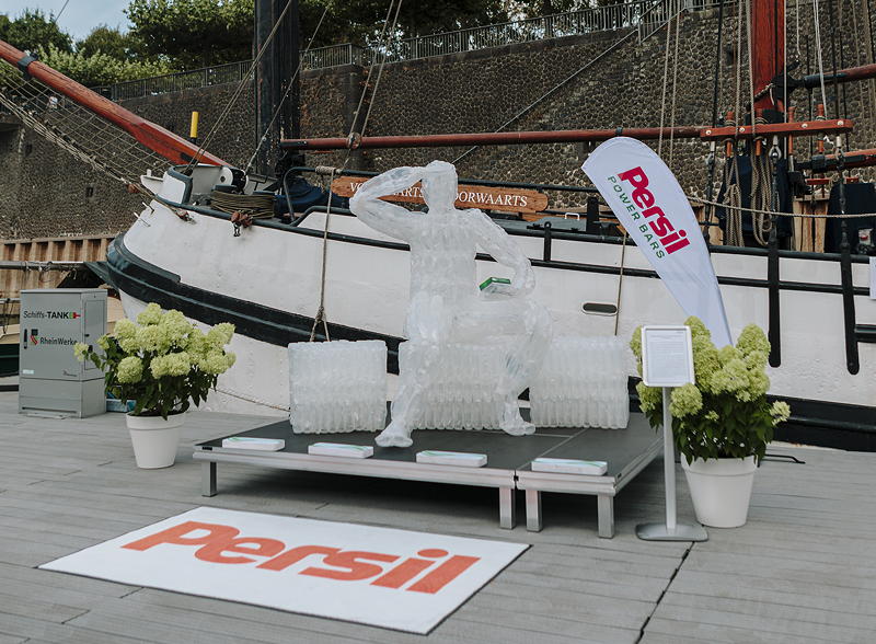 Die Skulptur "weiter denken" des #ZeroWasteArt Künstler-Duos HugoKind wurde bei schönstem Sommerwetter in der Marina Düsseldorf im Medienhafen enthüllt.