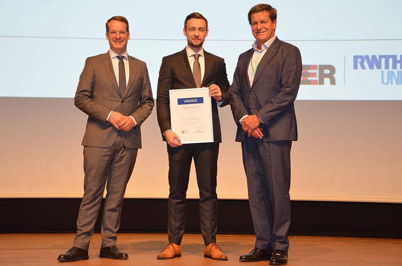 Verleihung des Reifenhäuser-Förderpreis 2022:
V.l.n.r.: Prof. Christian Hopmann, Preisträger Lukas Seifert und Ulrich Reifenhäuser