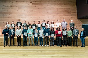 Zwölf Auszubildende von MULTIVAC aus den kaufmännischen und gewerblichen Bereichen haben sich bereit erklärt, sich von der IHK Schwaben zu sogenannten Energie- und Ressourcen-Scouts ausbilden zu lassen, die im Alltag nach Sparpotenzialen Ausschau halten. Bei einer Abschlussveranstaltung am Firmensitz in Wolfertschwenden, moderiert von der IHK Schwaben und dem Umweltberatungsunternehmen Intechnica Consult GmbH, wurden nun die Projektergebnisse der einzelnen Teams präsentiert. Zu Gast waren auch die Scouts des Ökohaus-Anbieters Baufritz aus Erkheim. Auch sie nahmen im Anschluss an Präsentationen und Fragerunden ihre Urkunden als Energie- und Ressourcen-Scouts entgegen.