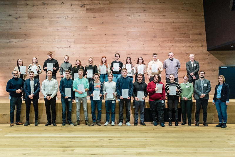 Zwölf Auszubildende von MULTIVAC aus den kaufmännischen und gewerblichen Bereichen haben sich bereit erklärt, sich von der IHK Schwaben zu sogenannten Energie- und Ressourcen-Scouts ausbilden zu lassen, die im Alltag nach Sparpotenzialen Ausschau halten. Bei einer Abschlussveranstaltung am Firmensitz in Wolfertschwenden, moderiert von der IHK Schwaben und dem Umweltberatungsunternehmen Intechnica Consult GmbH, wurden nun die Projektergebnisse der einzelnen Teams präsentiert. Zu Gast waren auch die Scouts des Ökohaus-Anbieters Baufritz aus Erkheim. Auch sie nahmen im Anschluss an Präsentationen und Fragerunden ihre Urkunden als Energie- und Ressourcen-Scouts entgegen.