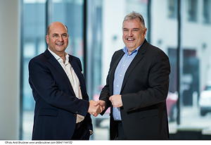 Seit Beginn des Jahres 2023 ist Christian Kolarik (rechts) der neue CEO von Coveris. Sein Vorgänger, Jakob A. Mosser (links), wird die Rolle des Executive Chairman übernehmen.