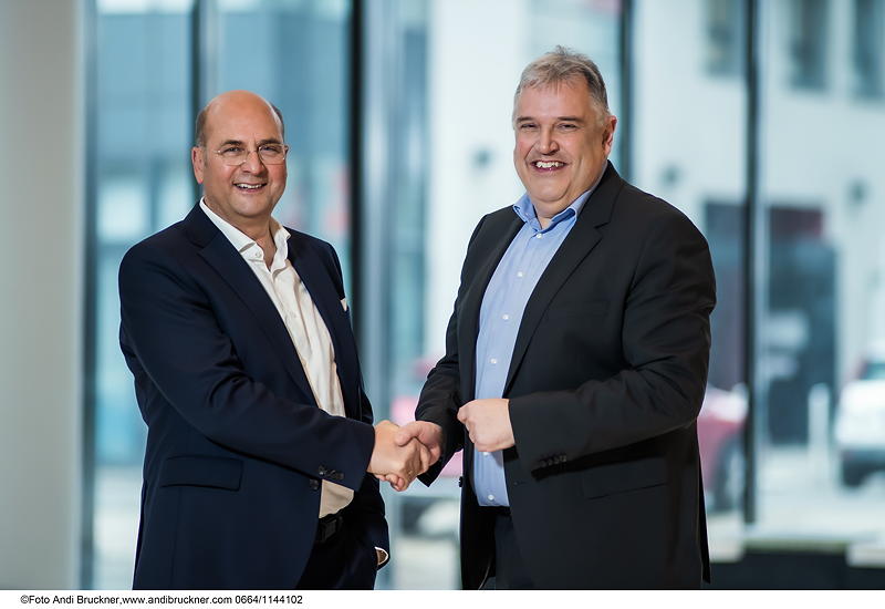 Seit Beginn des Jahres 2023 ist Christian Kolarik (rechts) der neue CEO von Coveris. Sein Vorgänger, Jakob A. Mosser (links), wird die Rolle des Executive Chairman übernehmen.