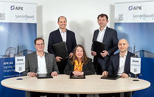 Unterzeichnung der Vereinbarung über die Investition in APK (von links nach rechts): Matthijs Beijk (LyondellBasell), Dr. Robert Marx (APK), Susanne Küppers (APK), Dr. Søren Hein (APK), Mikkel Mücke (KIRKBI).