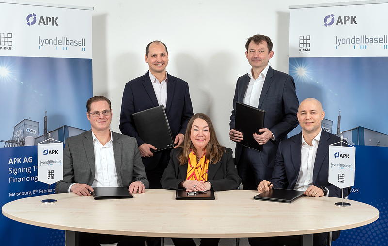 Unterzeichnung der Vereinbarung über die Investition in APK (von links nach rechts): Matthijs Beijk (LyondellBasell), Dr. Robert Marx (APK), Susanne Küppers (APK), Dr. Søren Hein (APK), Mikkel Mücke (KIRKBI).