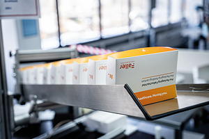 Mit dem PrePackaging Service von Faller Packaging ist die Befüllung vorkonfektionierter Pharmaverpackungen beim Kunden möglich.