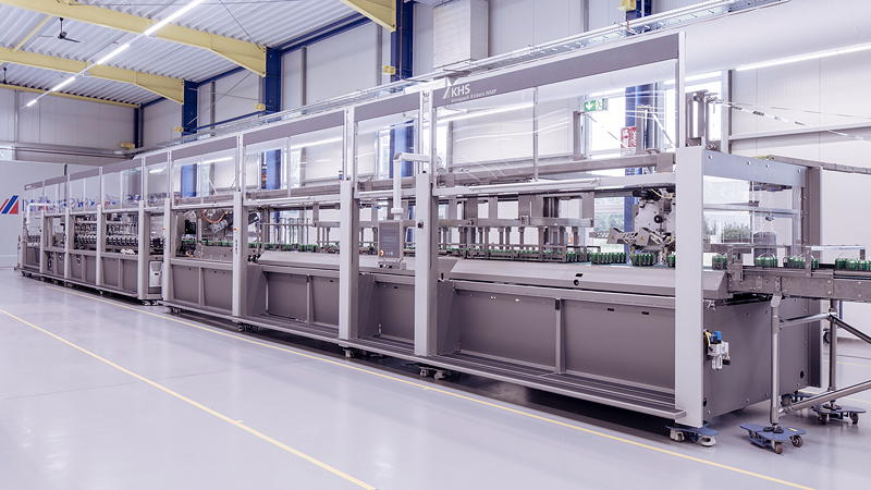 Auf der interpack präsentiert KHS sein vielfältiges Portfolio an ressourcenschonenden Behältern zur Förderung geschlossener Wertstoffkreisläufe. Im Zentrum des Messeauftritts und exemplarisch für die KHS-Vielfalt wegweisender Verpackungslösungen steht die bewährte Maschine Innopack Kisters Nature MultiPack (NMP).