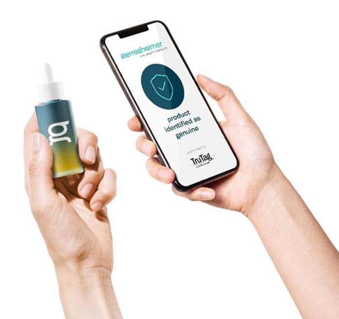 Die Gerresheimer Pilot-App scannt das geschützte Produkt und identifiziert es als "echtes" Produkt.