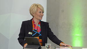 Valeska Haux, VP Strategic Marketing bei Südpack, führte durch die Diskussion, die auch im Live-Stream übertragen wurde.