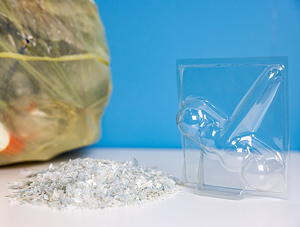 Für die Blisterhauben des WC FRISCH Kraft Aktiv Pro Nature Pack verwendet Henkel  PCR aus dem Gelben Sack, 80 % davon stammen aus PET-Schalen.