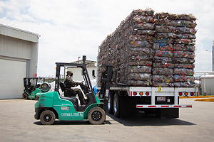 Die vor Ort gegen Entgelt eingesammelten PET-Flaschen werden zusammengepresst und können so in großen Mengen zu den Recyclingwerken transportiert werden.