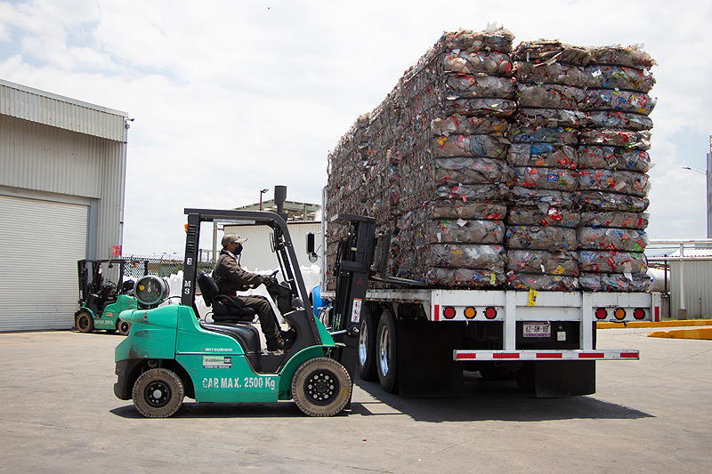 Die vor Ort gegen Entgelt eingesammelten PET-Flaschen werden zusammengepresst und können so in großen Mengen zu den Recyclingwerken transportiert werden.
