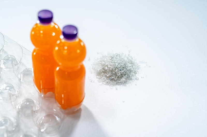 Die 100 % Recycling-Flaschen von Rauch werden nun in Trays angeboten, die zu 70 % aus Recyclingmaterial aus dem gelben Sack bestehen. Hergestellt werden die Trays von Greiner Packaging.
