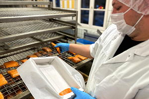 Die neue volumenoptimierte Wellpapp-Verpackung aus Frischfasermaterialien mit einem wasserbasierten Barrierelack ist  fettdicht und eignet sich für den Lebensmitteldirektkontakt.