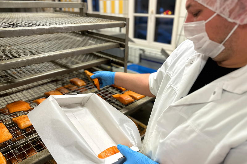 Die neue volumenoptimierte Wellpapp-Verpackung aus Frischfasermaterialien mit einem wasserbasierten Barrierelack ist  fettdicht und eignet sich für den Lebensmitteldirektkontakt.