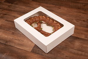 Sicher verpackt und gut sichtbar: Durch das Klarsichtfenster setzt die Cateringbox Frischeprodukte wie belegte Brezeln appetitlich in Szene.