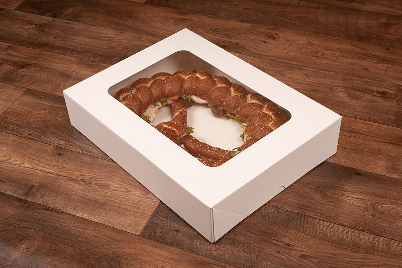 Safely packaged and clearly visible: The clear window showcases fresh products like filled pretzels in an appetizing way.