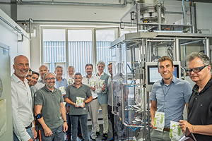Vertreter der Koehler-Gruppe, Projektbeteiligte und Maschinenexperten bei der feierlichen Inbetriebnahme der neuen Verpackungsmaschine ROVEMA BVC 260 in Oberkirch.