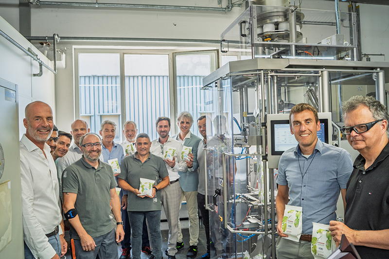 Representatives of the Koehler Group, project team members, and machine
experts at the official commissioning of the new ROVEMA BVC 260 packaging
machine in Oberkirch.