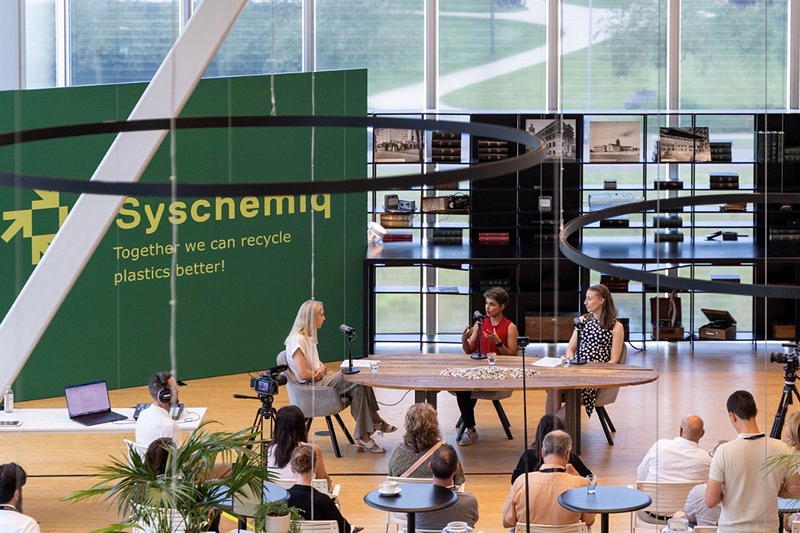 In a podcast recorded at the Syschemiq project's final conference, Anna Kerps
(Fraunhofer UMSICHT) discusses the opportunities and challenges for
resource-efficient packaging design.