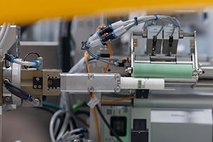 It is not the labeler’s roller prism but the transport unit that rotates the
autoinjector rapidly, thereby delivering an additional boost in precision.