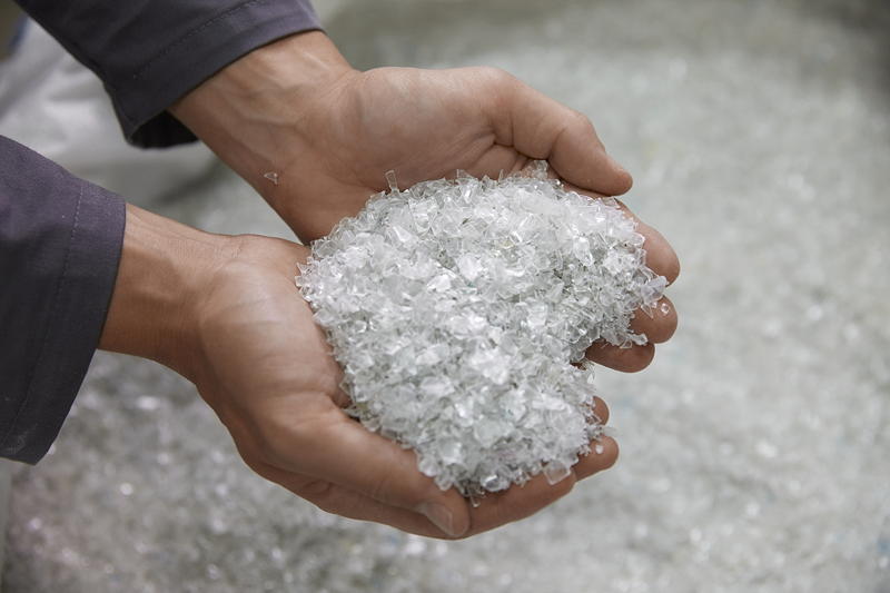 Visual purity as the foundation of trust: A close-up of high-quality post-consumer recyclate demonstrates that modern recycling processes completely eliminate visible defects and odors, creating the basis for maximum consumer acceptance.